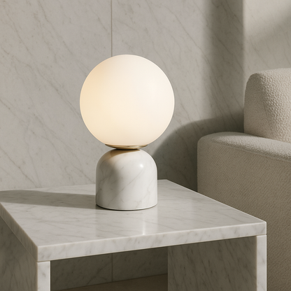 Marnor | Lampada da Tavolo in Marmo con Paralume in Vetro – Design Scandinavo