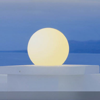 Lampka ogrodowa w kształcie kuli zasilana energią słoneczną