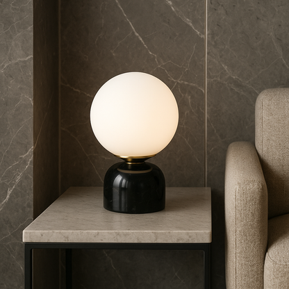 Marnor | Lampada da Tavolo in Marmo con Paralume in Vetro – Design Scandinavo