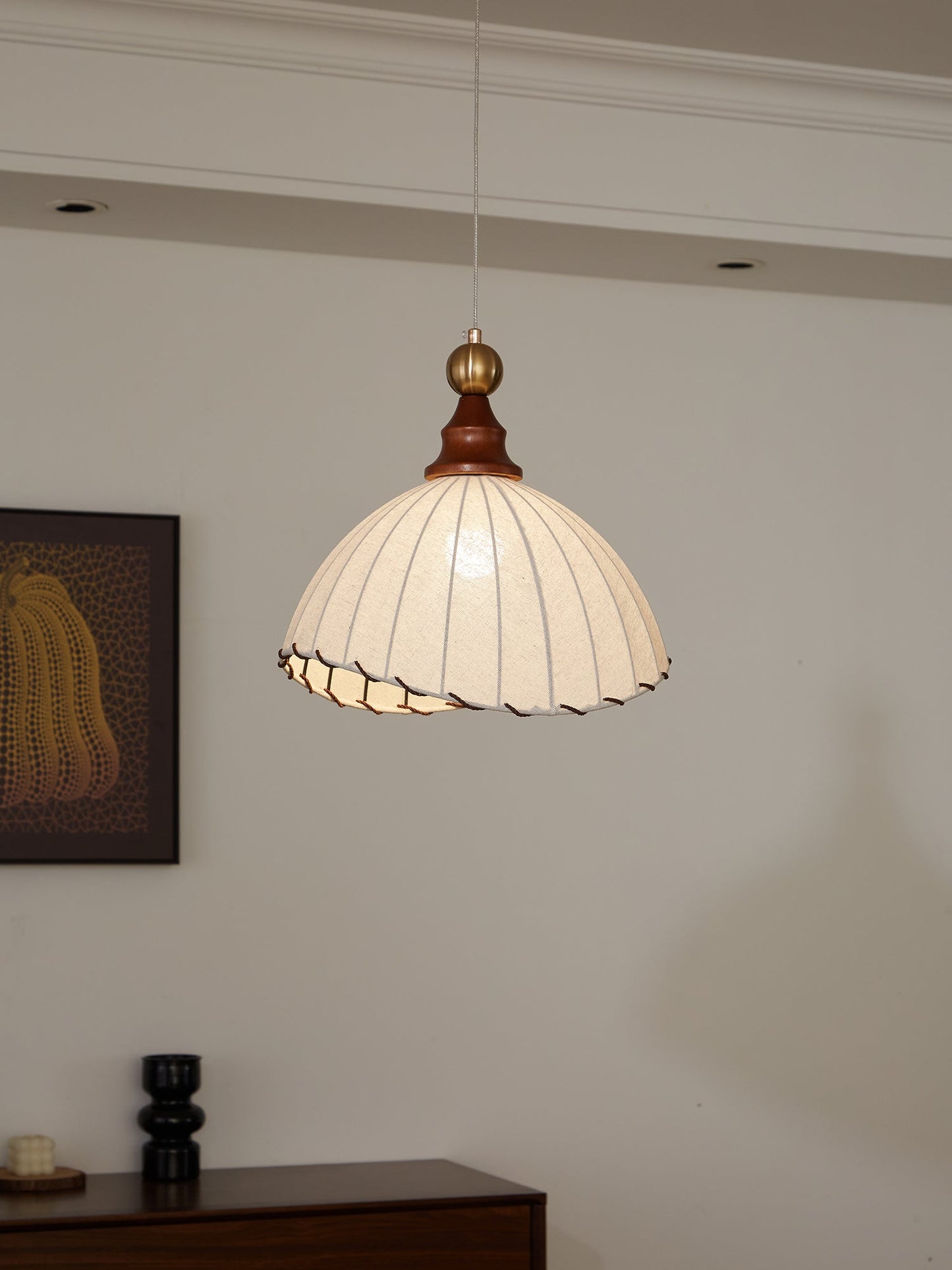 VELMARA Lampada a sospensione – Paralume in tessuto plissé con legno e metallo color oro – Ø40 cm