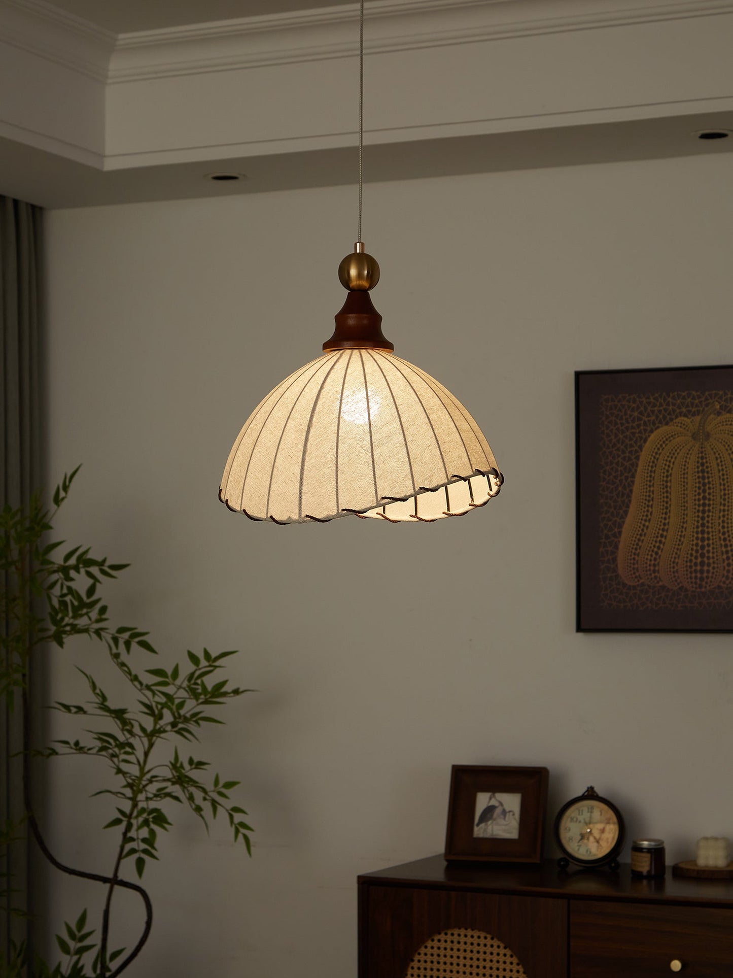 VELMARA Lampada a sospensione – Paralume in tessuto plissé con legno e metallo color oro – Ø40 cm