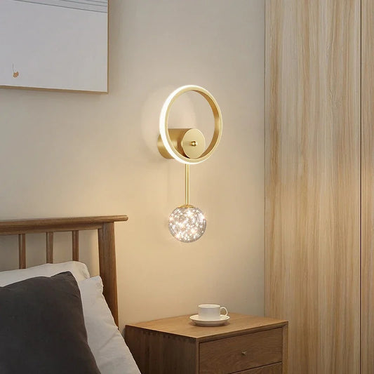 GlowVogue – Moderne LED Wandlamp in Goud met Glazen Bol