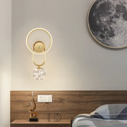 GlowVogue – Lampada da parete LED moderna in oro con globo di vetro