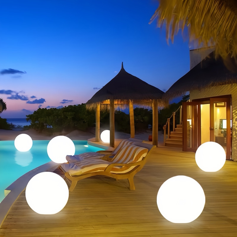 Lampka ogrodowa w kształcie kuli zasilana energią słoneczną